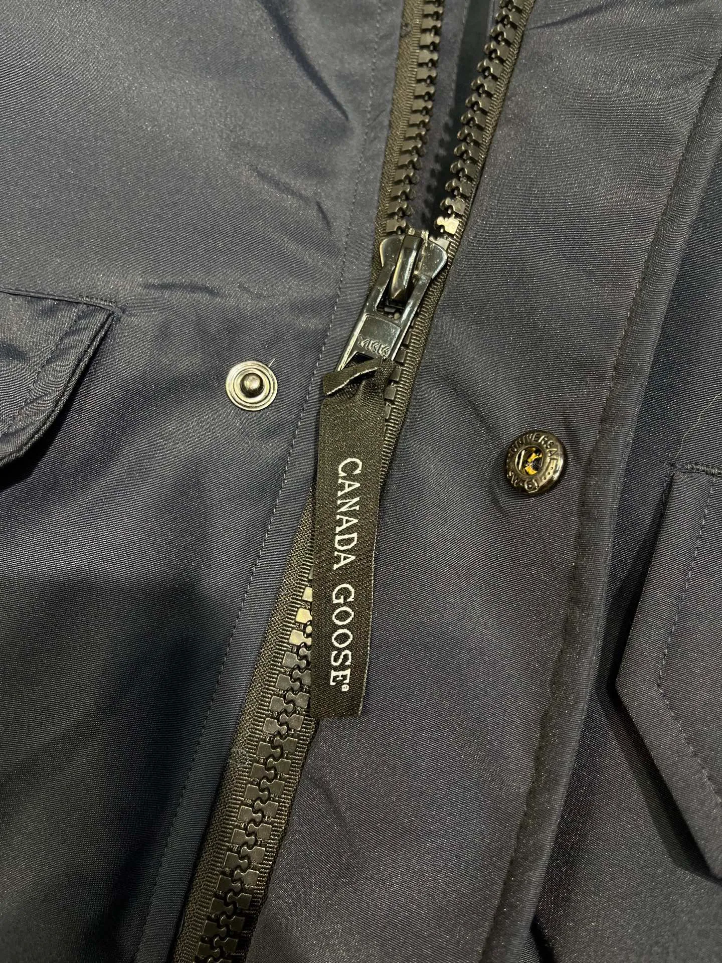 P780 high-end version (new version of Big Goose 01) Canada Goose Canada Goose #Chilliwack 7999M bomber jacket short down jacket/01 model #Men and Women Same Style# ➖ Genuine synchronous anti-counterfeiting chip sensor! ➖ Imported 21S polyester-cotton blended original fabric [last year’s 16S/18S hard fabrics have been completely eliminated, this year all use 21S genuine synchronous fabrics, the soft mid-strap feels delicate and textured], genuine synchronous Feather-Light 10D waterproof coating fabric, made of 84.5 polyester fiber and 15.5 cotton, 100% the best feel in the entire network! ➖ The genuine official website is synchronized with the national standard 80 white duck down, you can check the official website customer service, there will never be a series of misleading claims such as 90 down or goose down! ➖ Using the best nylon lining with double double-layer sealing design, velvet-proof No. 7 needle + grid-filled down ready-made garments, there is 100% no so-called velvet running! ➖ The cuffs are designed with thickened seamless threads, and the collar and pockets are lined with top-quality polar fleece to keep you warm and comfortable! ➖ Yoshida YKK provides original custom-made electroplated sliders. YKK two-way lockable zippers are tight and smooth and will not peel off paint! ➖ 3M composite guarantees that the Velcro is the same as the original, durable, and all accessories and hardware are custom-made! ➖ Imported BEHRINGER embroidery machine to customize the 10,000-needle embroidery logo, 98% of which can be reproduced to restore the original logo. You can check and compare on the official website! ➖ The fur collars are all made of large pieces of Western Canadian blue wolf hide, ensuring that each fur collar is 13-15cm wide!   Size:XS-XXL